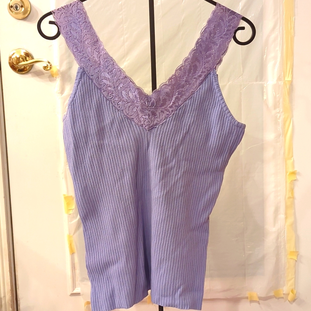 'Michelle Nicole' lilac sleeveless knit top. Size L. Lace shoulder straps.